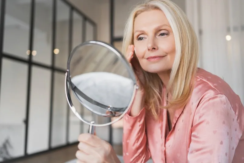 Scăderea producției de hormoni la menopauză. Cum este afectat tenul?