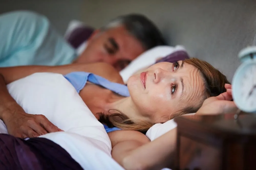 Somnul la menopauză: de ce te trezești la 3 dimineața
